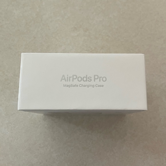 Apple Airpods Pro (1st Gen) w/ MagSafe & Spring Teal heyday Silicone Case - Picture 3 of 13
